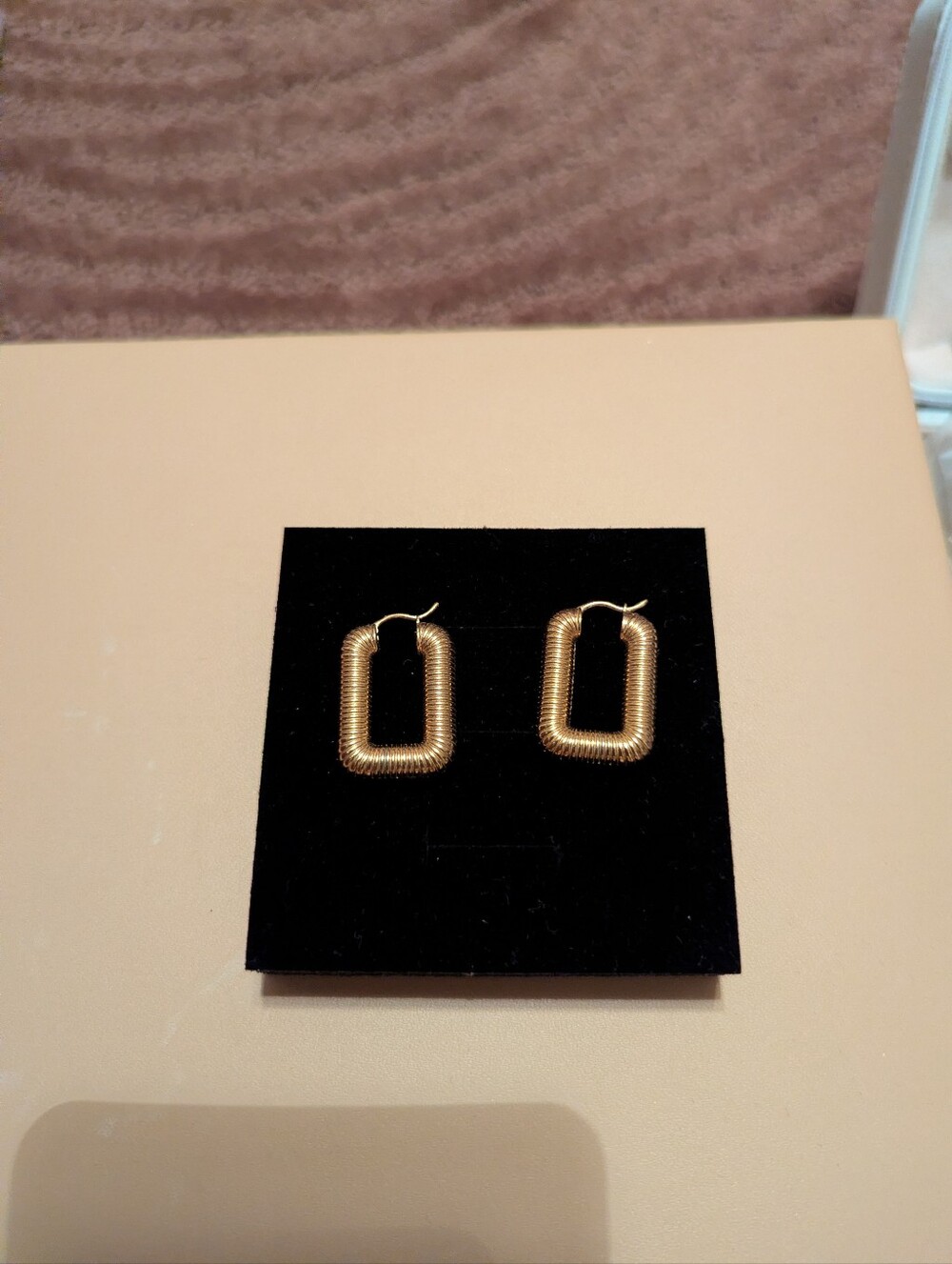 Mejuri Ribbed Oversized Hoops - Picture 3 of 3